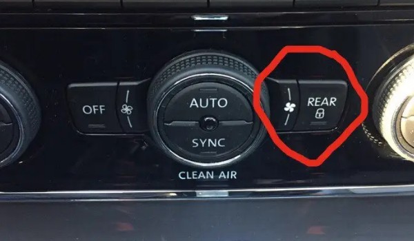 REAR汽車(chē)按鍵是什么意思 后排擋風(fēng)玻璃除霧功能按鍵