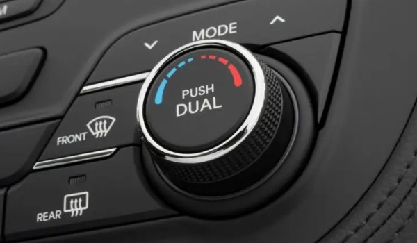 REAR汽車(chē)按鍵是什么意思 后排擋風(fēng)玻璃除霧功能按鍵