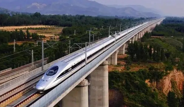 動車和高鐵有什么區(qū)別，有四個明顯的區(qū)別（車次/速度/鐵軌/行駛要求）