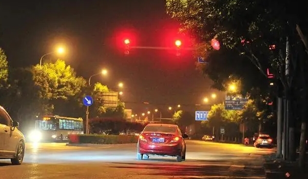 闖紅燈幾天可以查到違章信息，一般2-5個工作日（最晚不超過13個工作日）