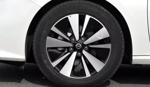 日產(chǎn)天籟輪胎多久換一次 每行駛8萬公里更換一次(4-5年左右)