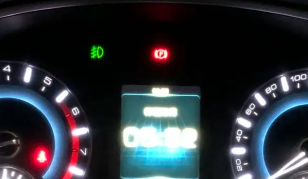 車輛燈光指示燈大全 圖標(biāo)在儀表盤上顯示（不同的燈光有不同標(biāo)記）