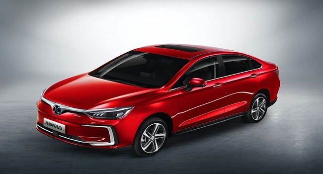 北汽eu5續(xù)航多少公里，續(xù)航強(qiáng)充電也方便