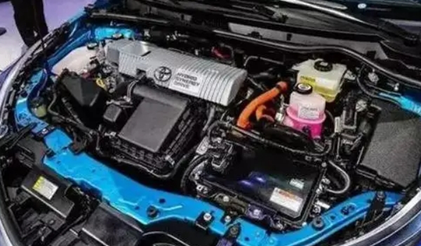 增程式混動(dòng)和插電式混動(dòng)的區(qū)別，主要區(qū)別是動(dòng)力的驅(qū)動(dòng)方式