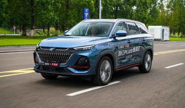 長(zhǎng)安歐尚x7plus2022款自動(dòng)擋，藍(lán)鯨版報(bào)價(jià)9萬(wàn)起（搭載1.5T+7DCT動(dòng)力）