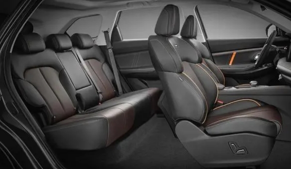 長(zhǎng)安歐尚x7plus2022款自動(dòng)擋，藍(lán)鯨版報(bào)價(jià)9萬(wàn)起（搭載1.5T+7DCT動(dòng)力）