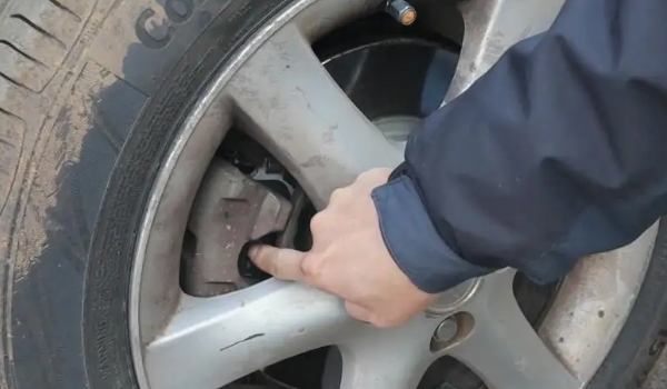 4個(gè)剎車片一般多少錢，根據(jù)車型和剎車片材料定價(jià)（一般一到三百之間）