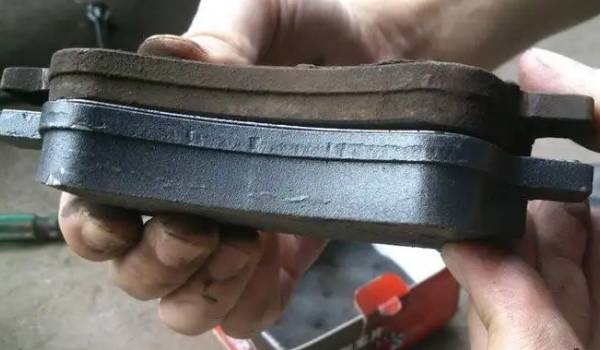 4個(gè)剎車片一般多少錢，根據(jù)車型和剎車片材料定價(jià)（一般一到三百之間）