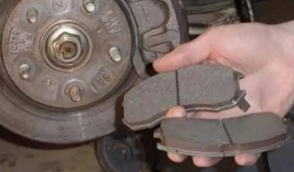 剎車(chē)片多久換一次，更換周期3到5萬(wàn)公里