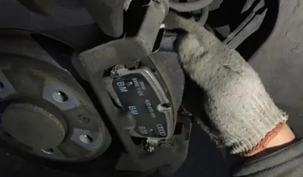 剎車(chē)片多久換一次，更換周期3到5萬(wàn)公里