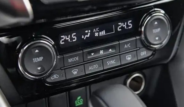 sync空調(diào)上是什么意思 雙溫區(qū)自動(dòng)空調(diào)(控制兩側(cè)不同溫度)