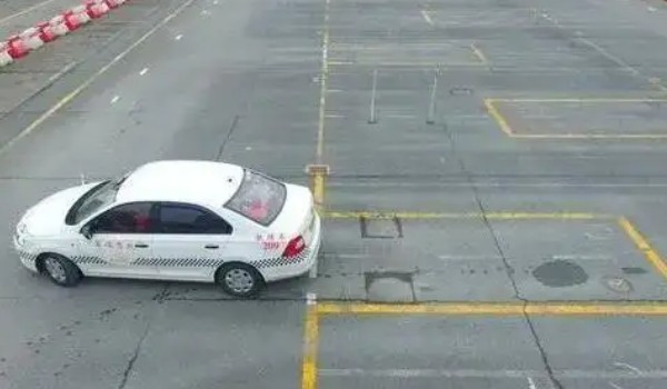 倒車入庫怎么找點(diǎn)位最準(zhǔn)確 做好四個(gè)步驟(坐姿后視鏡方向盤車速)