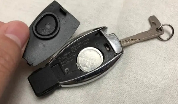 奔馳鑰匙電池怎么換，大部分鑰匙的電池型號是cr02253v（內(nèi)附更換步驟）
