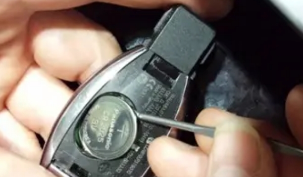 奔馳鑰匙電池怎么換，大部分鑰匙的電池型號是cr02253v（內(nèi)附更換步驟）