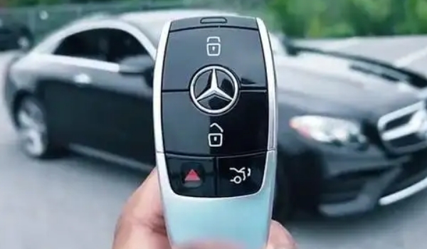 奔馳鑰匙電池怎么換，大部分鑰匙的電池型號是cr02253v（內(nèi)附更換步驟）