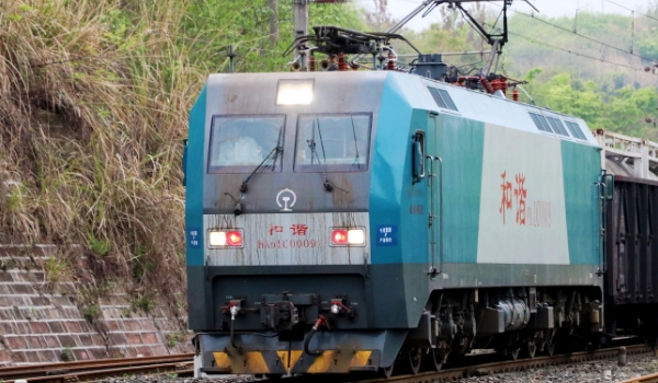 電力機(jī)車自身帶不帶能源，屬于非自帶能源機(jī)車