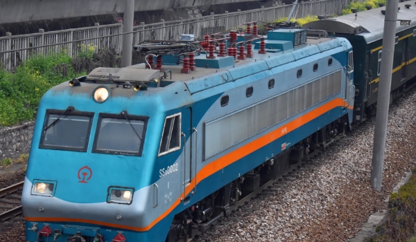 電力機(jī)車自身帶不帶能源，屬于非自帶能源機(jī)車