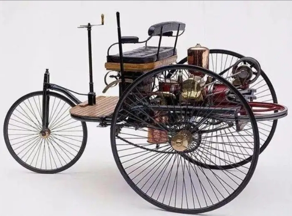 汽車的演變過(guò)程簡(jiǎn)圖，歷經(jīng)三個(gè)時(shí)代