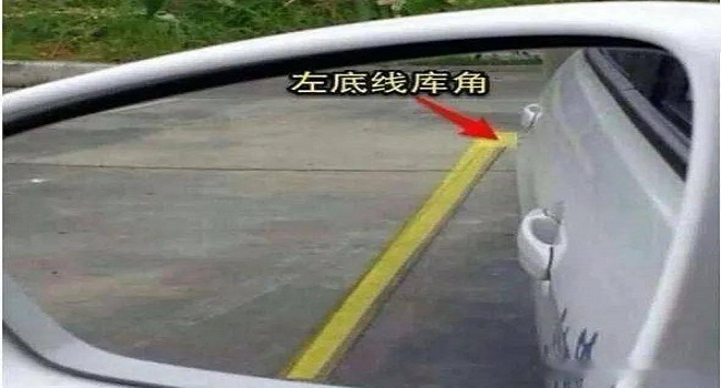 女士最簡單的倒車入庫方法，恰到好處的感覺需要反復(fù)練習(xí)