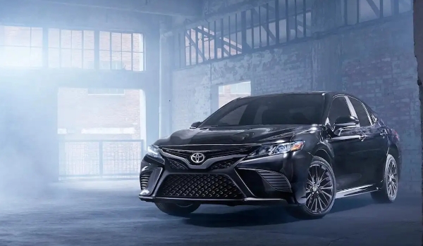 凱美瑞2.0豪華版落地價(jià)2022，全款落地最低報(bào)價(jià)20萬(wàn)（分期落地首付7.9萬(wàn)）