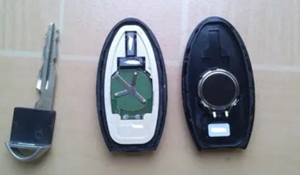 尼桑騏達(dá)車鑰匙怎么換電池，電池型號(hào)SONYCR2025（內(nèi)附更換步驟）