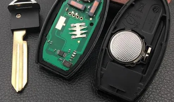 尼桑騏達(dá)車鑰匙怎么換電池，電池型號(hào)SONYCR2025（內(nèi)附更換步驟）