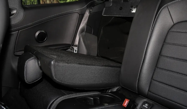 奔馳c級(jí)內(nèi)飾圖片，極具科技感和質(zhì)感