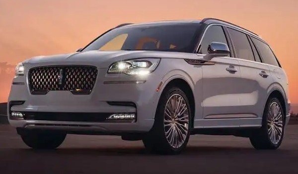 林肯飛行家的參數(shù)配置 搭載3.0T發(fā)動(dòng)機(jī)(車身長達(dá)5米)