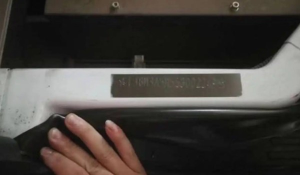 電動車車架號在哪里看 出現(xiàn)在三個(gè)位置(發(fā)動機(jī)艙前隔板上)