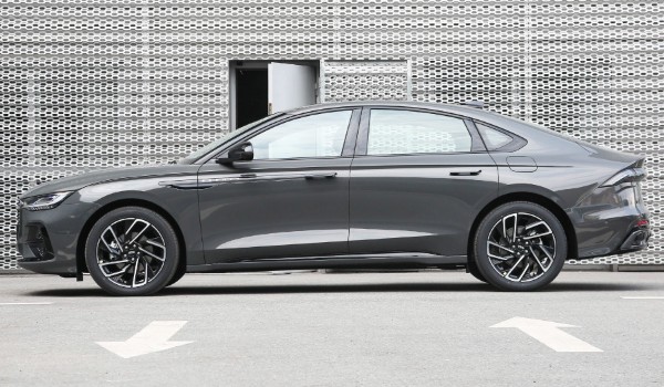 林肯z怎么樣,值得買嗎? 搭載2.0T發(fā)動機(jī)(車身長達(dá)4.9米)