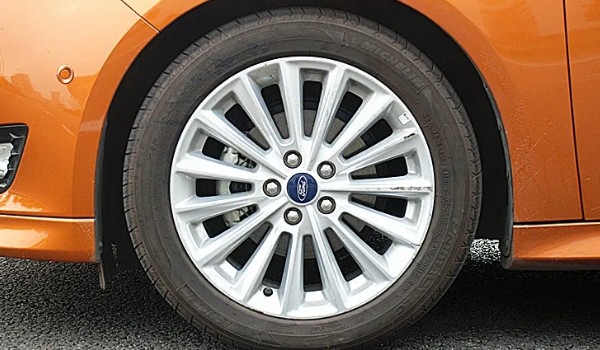 福特?？怂馆喬バ吞栆?guī)格 輪胎型號235/40 r18(固特異輪胎)