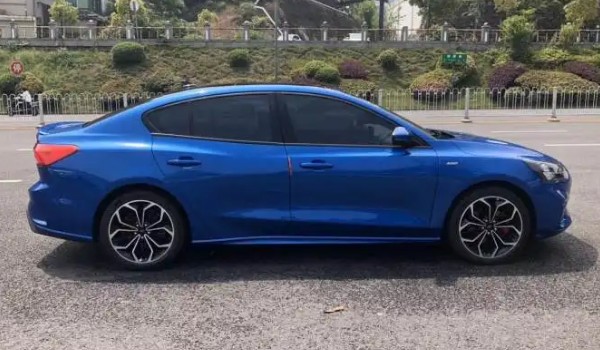 福特?？怂故鞘裁醇?jí)別的車 定位a級(jí)轎車(車身長達(dá)4404mm)