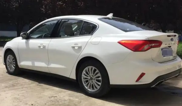 福特?？怂故鞘裁醇?jí)別的車 定位a級(jí)轎車(車身長達(dá)4404mm)