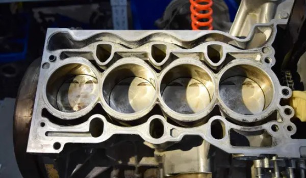 福特?？怂故菐赘装l(fā)動機(jī) 2022款為四缸發(fā)動機(jī)(最大馬力177匹)