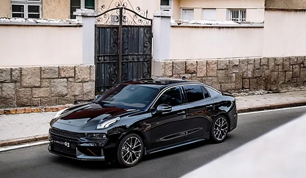 領(lǐng)克03+配置參數(shù)公布，標(biāo)配2.0T+8AT動力（采用4門5座三廂車結(jié)構(gòu)）