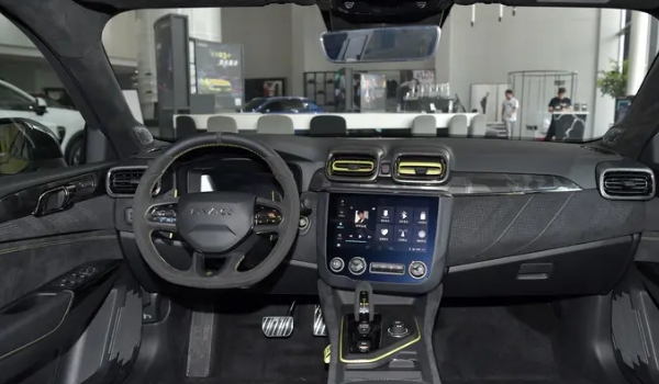 領(lǐng)克03+配置參數(shù)公布，標(biāo)配2.0T+8AT動力（采用4門5座三廂車結(jié)構(gòu)）