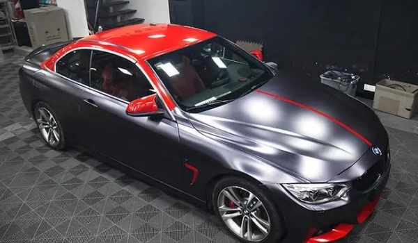 汽車貼膜多少錢，價格最低幾百元左右（不過材料劣質(zhì)）