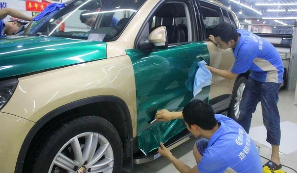 汽車貼膜多少錢，價格最低幾百元左右（不過材料劣質(zhì)）