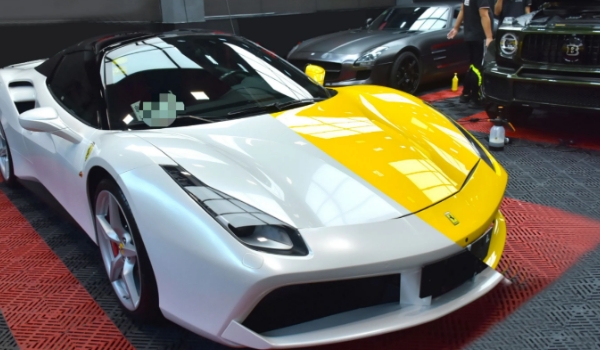 汽車貼膜多少錢，價格最低幾百元左右（不過材料劣質(zhì)）