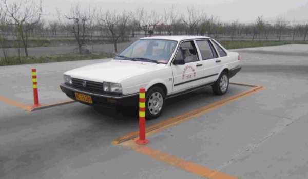倒車入庫(kù)技巧圖解 6個(gè)步驟要掌握 熟練掌握可以快速通過(guò)考試