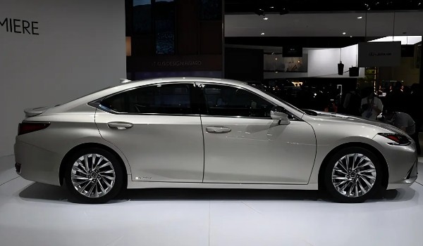 雷克薩斯es200分期首付多少錢 分期首付8萬(36期月供6206元)