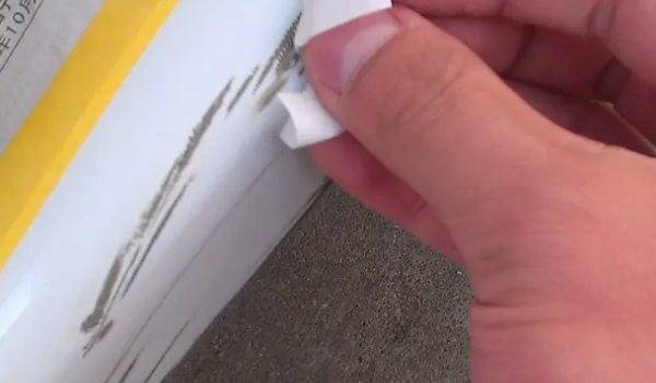 小刮蹭千萬別補(bǔ)漆 會影響車輛后期保值率（小貼紙修復(fù)簡單快捷）