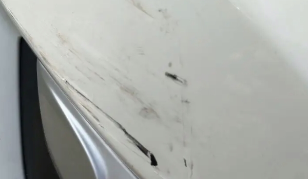 小刮蹭千萬別補(bǔ)漆 會影響車輛后期保值率（小貼紙修復(fù)簡單快捷）