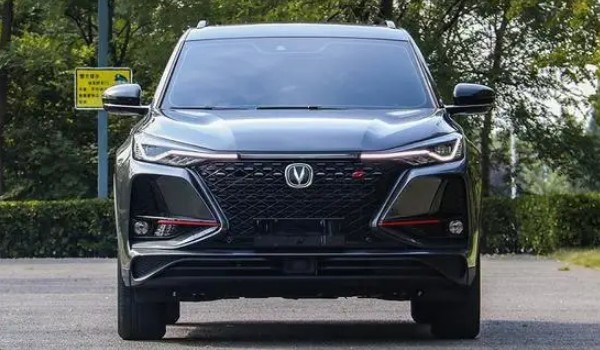 長安cs75plus藍(lán)鯨版2022款參數(shù) 搭載2.0T發(fā)動機(jī)(車身長達(dá)4.7米)