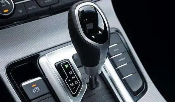 :D是什么意思 前進(jìn)擋位(控制汽車(chē)向前行駛)