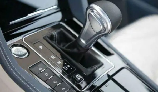 :D是什么意思 前進(jìn)擋位(控制汽車(chē)向前行駛)