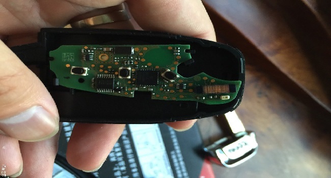 奧迪a6鑰匙換電池圖解，自己更換電池易如反掌