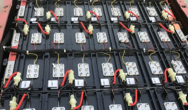 鉛酸電池和鋰電池哪個好 鋰電池安全性價(jià)比高(使用壽命長)