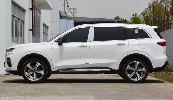 福特領(lǐng)裕真實(shí)口碑 動(dòng)力性能強(qiáng)勁(車身長(zhǎng)達(dá)4.9米)