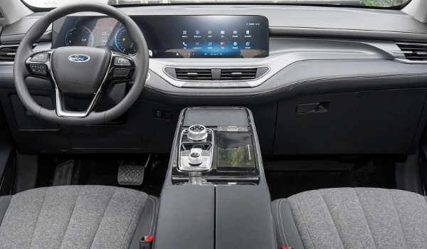 福特領(lǐng)裕真實(shí)口碑 動(dòng)力性能強(qiáng)勁(車身長(zhǎng)達(dá)4.9米)